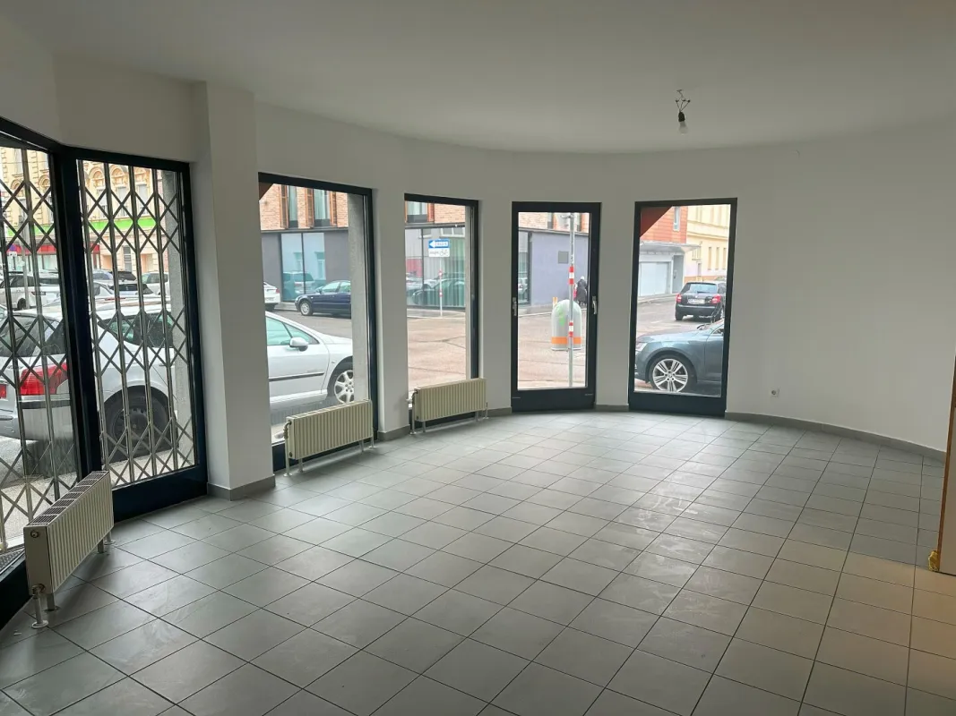 UNBEFRISTET: Schauraum, Geschäftslokal, Büro - Große Schaufenster und 3 Eingänge. - Bild 1
