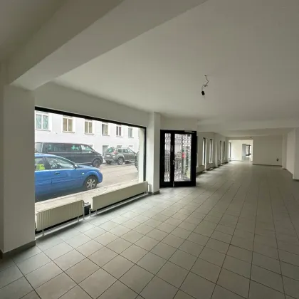 UNBEFRISTET: Schauraum, Geschäftslokal, Büro - Große Schaufenster und 3 Eingänge. - Bild 3