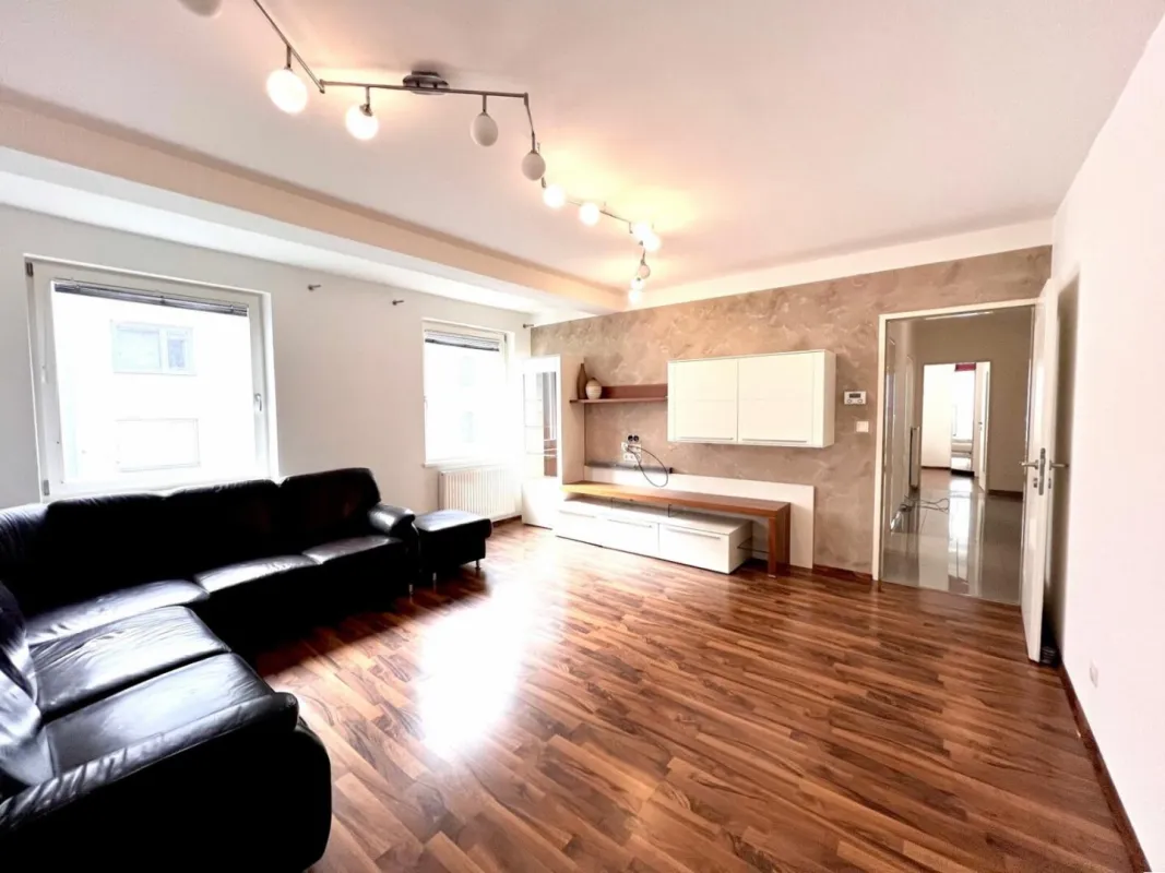 LICHTDURCHFLUTETE  3 - ZIMMER WOHNUNG NÄHE U1 - Bild 1