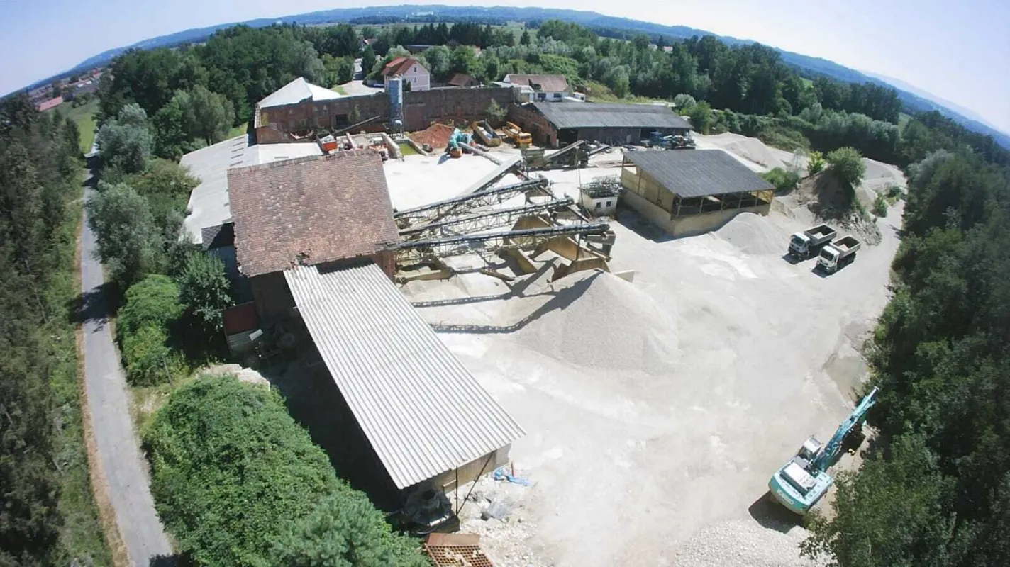 Effizientes Gewerbeobjekt in der Südsteiermark, insgesamt mehr als 6 Hektar, inkl. 2.540m² Hallen - Bild 1