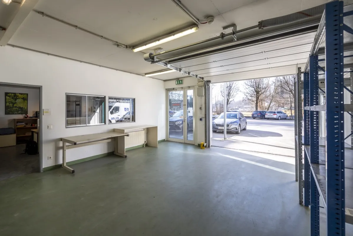 TOP Gewerbeflächen mit Bürotrakt und Rolltor - ebenerdig befahrbar in Salzburg Nord - Bild 1