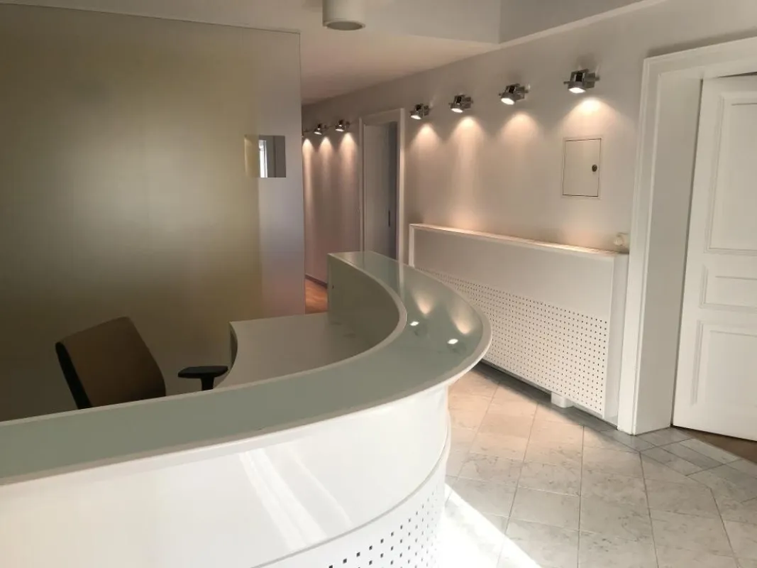 ALT-HIETZING: Repräsentatives, klimatisiertes DG-Büro in edlem Stilzinshaus. - Bild 1