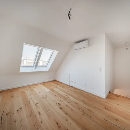 LICHTDURFLUTETE 2 ZIMMER DG WOHNUNG AUF 2 EBENEN MIT BALKON UND LOGGIA NÄHE SCHLOSS BELVEDERE - Bild 2