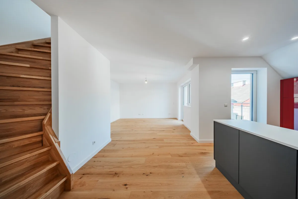 LICHTDURFLUTETE 2 ZIMMER DG WOHNUNG AUF 2 EBENEN MIT BALKON UND LOGGIA NÄHE SCHLOSS BELVEDERE - Bild 1