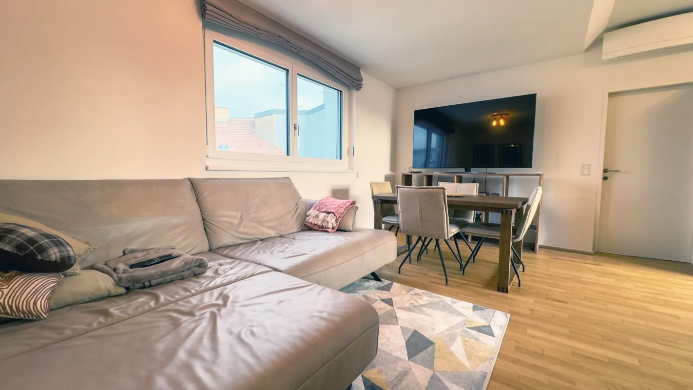 Exklusive Dachgeschosswohnung im 21. Bezirk: Modernes Wohnen mit Erstbezugscharakter nahe Wasserpark - Bild 1