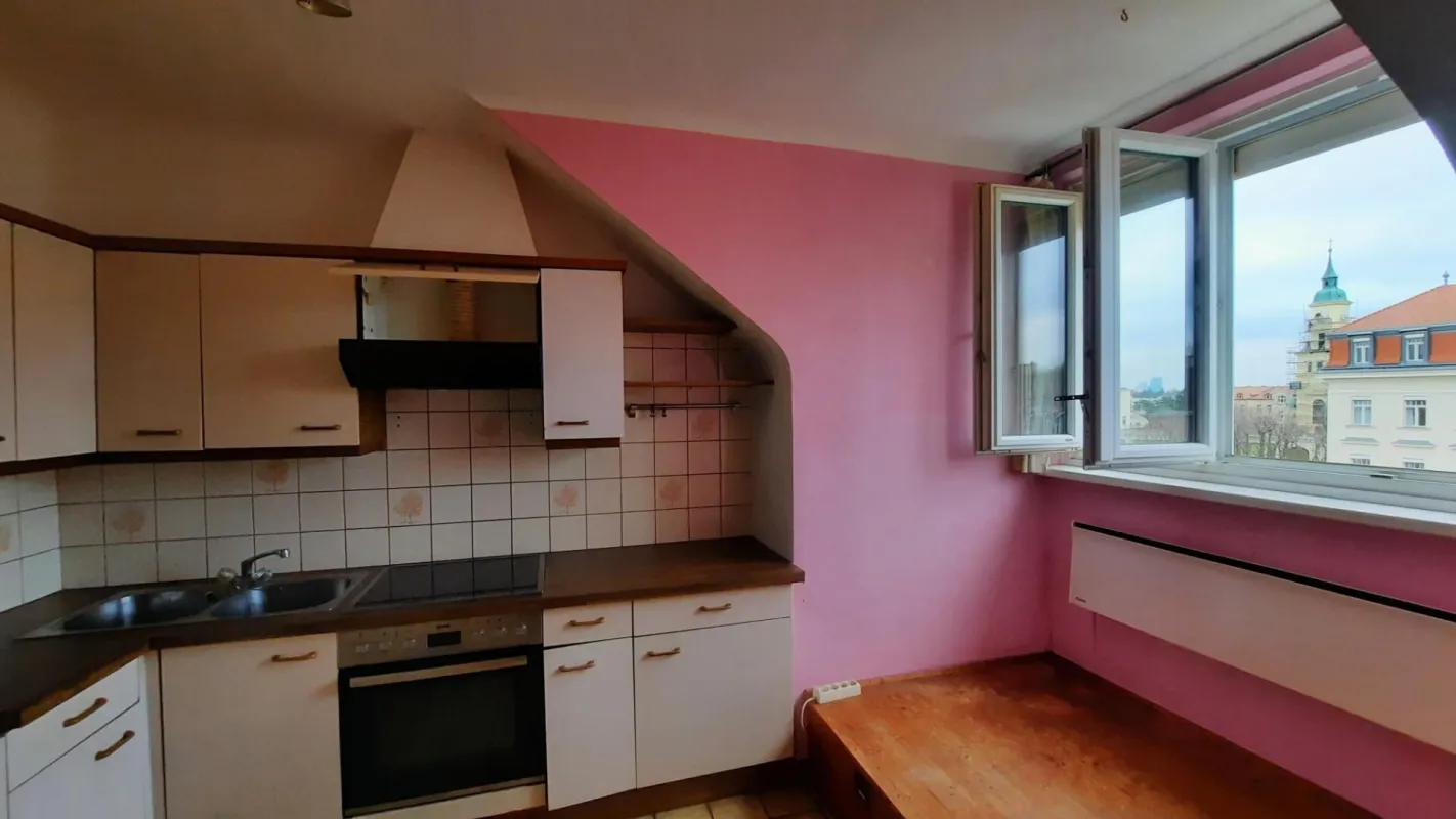 DACHGESCHOSSWOHNUNG MIT SCHÖNER AUSSICHT - SANIERUNGSBEDÜRFTIG IN GENERALSANIERTEM GEBÄUDE - Bild 1