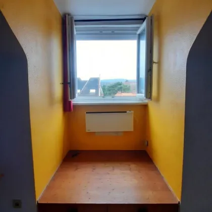 DACHGESCHOSSWOHNUNG MIT SCHÖNER AUSSICHT - SANIERUNGSBEDÜRFTIG IN GENERALSANIERTEM GEBÄUDE - Bild 2