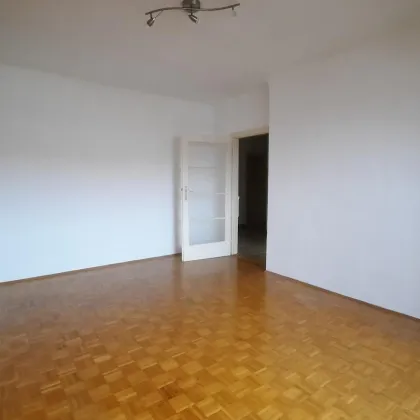 DACHGESCHOSSWOHNUNG MIT SCHÖNER AUSSICHT - SANIERUNGSBEDÜRFTIG IN GENERALSANIERTEM GEBÄUDE - Bild 3