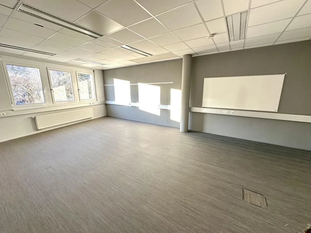 Hochwertig ausgestattete, lichtdurchflutete Bürofläche (barrierefrei!) in zentraler und frequentierter Lage im Grazer Bezirk Strassgang! - Bild 1