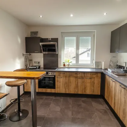 Saniert - Gemütlich - Sofort Verfügbar - Wohnhaus mit überdachter Terrasse im Grünen - Bild 2