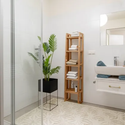 Jetzt Wunschwohnung sichern! –  AUFLEEBEN – Modernes Wohnen mit inkludierter Einbauküche in ruhiger Seitengasse beim Paltramplatz – Ideal für Anleger! - Bild 2