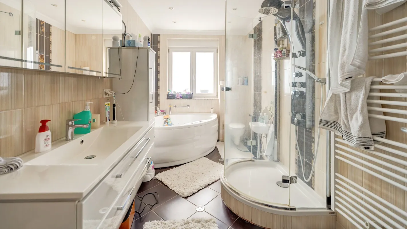 Stilvolle Wohlfühloase mit Pool, Sauna & Garage! - Bild 1