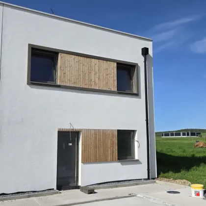 Erstbezug in idyllischer Doppelhaushälfte in Stetten - Wohnkomfort mit Garten und Stellplätzen - Bild 2