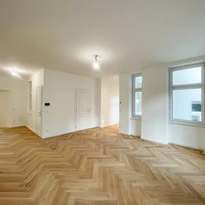 ERSTBEZUG NACH GENERALSANIERUNG: Altbauwohnung mit optionalem hofseitigem Balkon - Bild 2