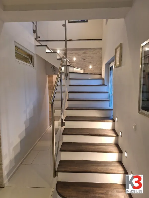 K3 - ARBEITEN UND WOHNEN. Großes Wohnhaus mit eleganter und hochwertiger Ausstattung in ruhiger Lage. Topp Wohnqualität. Große Parkfläche vorhanden. TOLLER PREIS. - Bild 1
