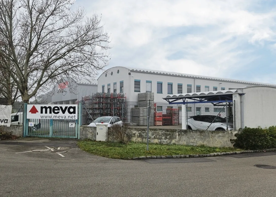 Pfaffstätten: Gewerbeliegenschaft mit Büro und Hallen zu kaufen - Bild 1