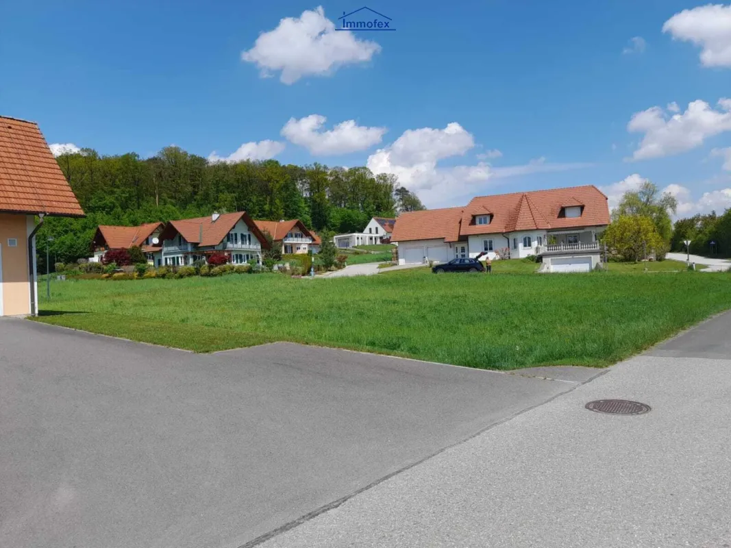 Sonniges, ebenes Baugrundstück in schöner Wohnlage - Bild 1