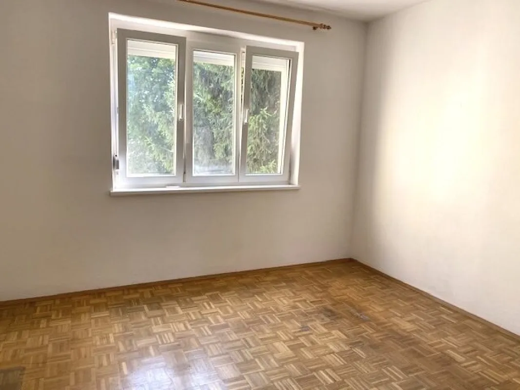 Hübsche 3-Zimmerwohnung in Toplage im Zentrum Hollabrunns, Küche mit Küchenzeile, hell, guter Zustand, Hausgarten, Nähe Bahnhof! - Bild 1