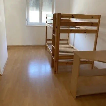 Hübsche 3-Zimmerwohnung in Toplage im Zentrum Hollabrunns, Küche mit Küchenzeile, hell, guter Zustand, Hausgarten, Nähe Bahnhof! - Bild 3