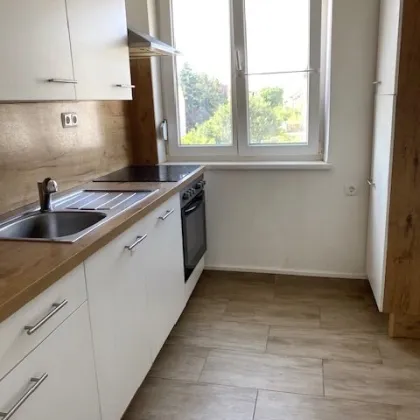 Hübsche 3-Zimmerwohnung in Toplage im Zentrum Hollabrunns, Küche mit Küchenzeile, hell, guter Zustand, Hausgarten, Nähe Bahnhof! - Bild 2