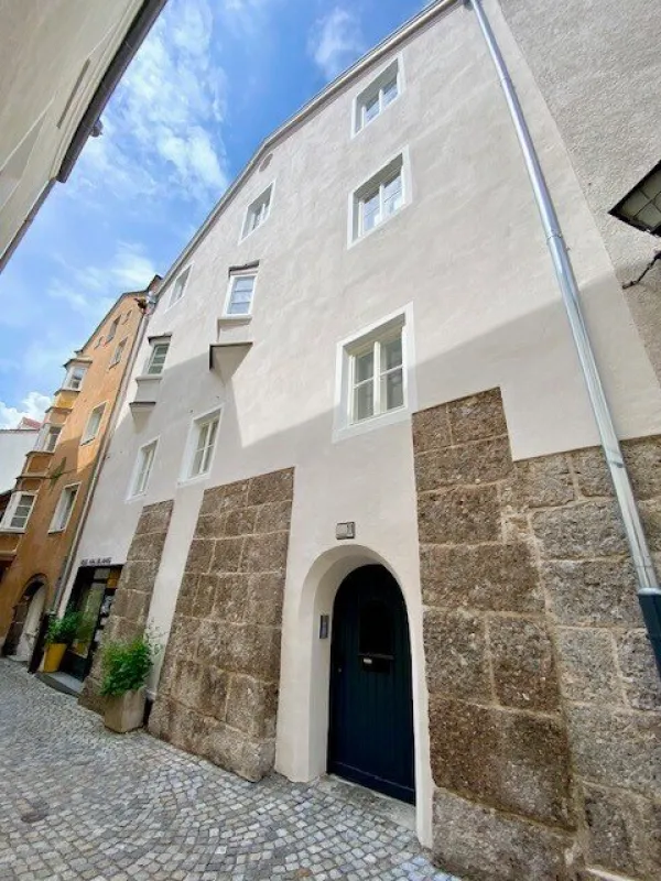 6 Wohneinheiten in kernsaniertem Stadthaus mit Top Rendite - Bild 1