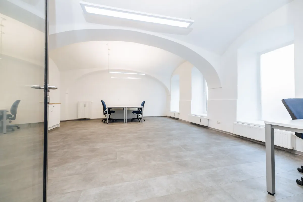 PROVISIONSFREI I TOP LAGE I PARKPLATZ I STARK FREQUENTIERTE LAGE I AUSLAGE I NEU SANIERT Í MODERNE GEWERBEIMMOBILIE I AB SOFORT VERFÜGBAR I - Bild 1