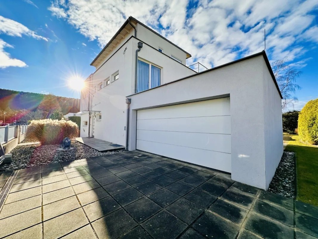 Eindrucksvolles Zuhaus mit beheiztem Pool und Schneebergblick - Bild 1