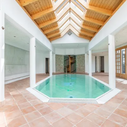 Einzigartiges Wohnen in erhöhter Lage samt Indoor-Pool und Wellnessbereich - Bild 3