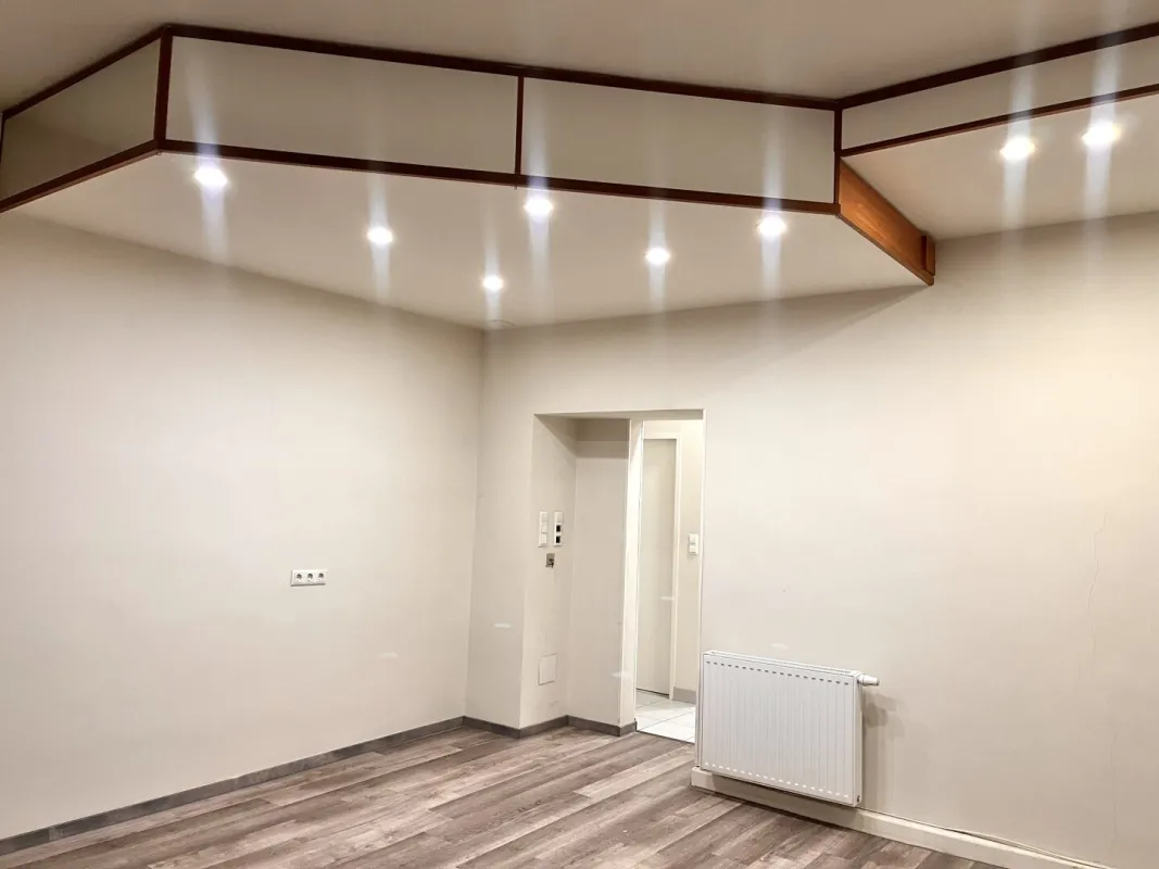 Helles Erdgeschoss-Büro mit hervorragender Sichtbarkeit und direktem Straßenzugang - Bild 1