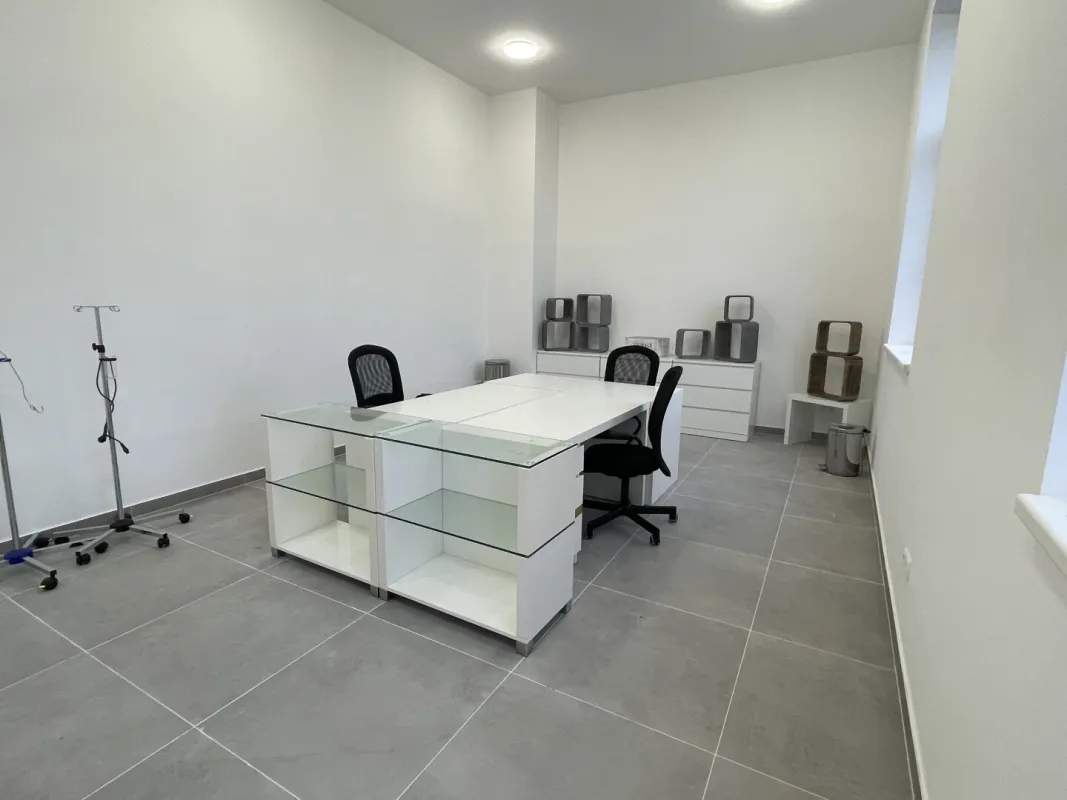 PROVISIONSFREI!!! Frisch saniertes, geräumiges Büro, Praxis, Ordination, Fotostudio, Proberaum mit großem Vorraum/Warteraum - Bild 1