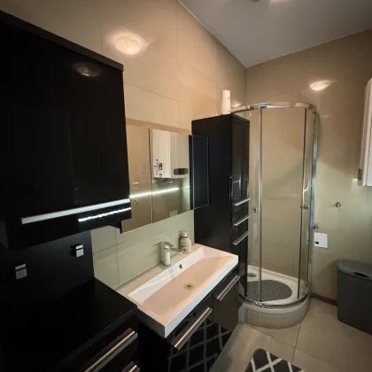DIREKT BEI DER U1 - MÖBLIERTES 2-ZIMMER APARTMENT - SOFORT VERFÜGBAR - LIFT - NÄHE ZENTRUM! - Bild 3