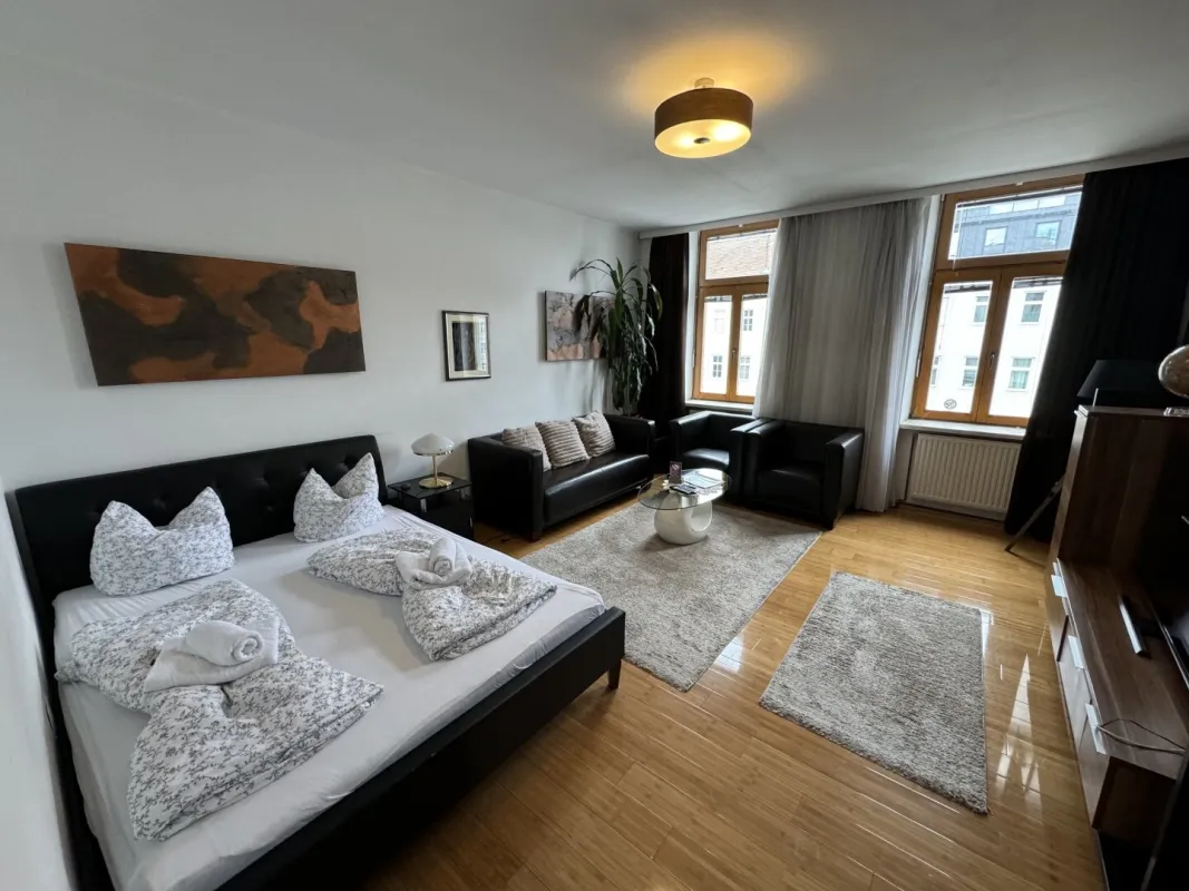 DIREKT BEI DER U1 - MÖBLIERTES 2-ZIMMER APARTMENT - SOFORT VERFÜGBAR - LIFT - NÄHE ZENTRUM! - Bild 1