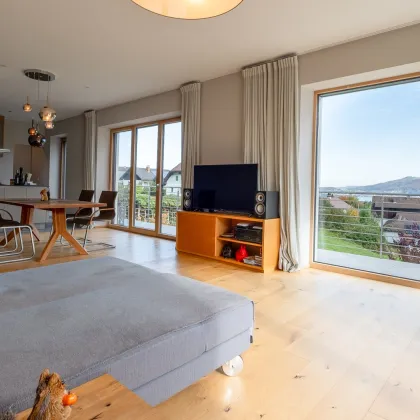 ALTMÜNSTER: Neuwertiges Traumhaus mit unverbaubarem Seeblick - Bild 2