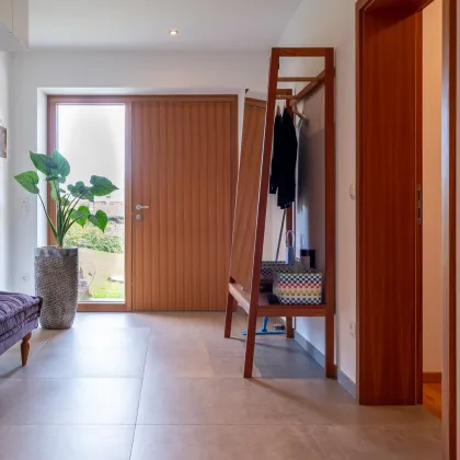 ALTMÜNSTER: Neuwertiges Traumhaus mit unverbaubarem Seeblick - Bild 3