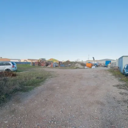 Gewerbegrundstück mit genehmigtem Bauprojekt für Lagerhallen und Büroeinheiten - Bild 3