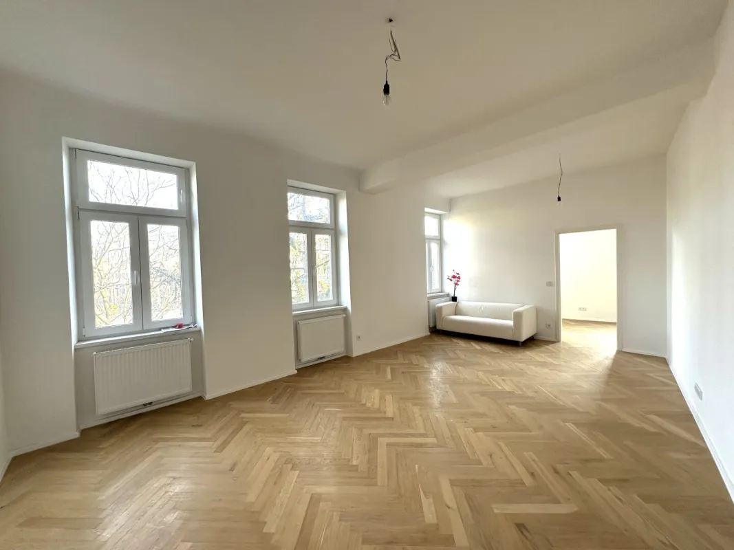 Helle 2-Zimmer Wohnung steht zu einem Top-Preis zum Verkauf! Erstbezug nach Sanierung inkl. en-suite Badezimmer - Bild 1