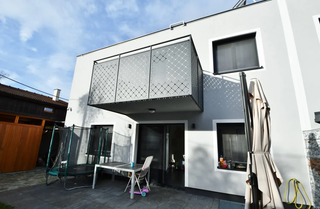 Charmante Doppelhaushälfte mit Garten und Terrassen in Traumlage - Bild 1