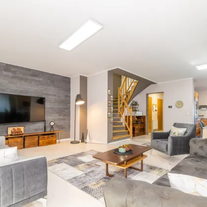 Ein Zuhause das alles kann | Erstklassige Doppelhaushälfte in der Naturparkgemeinde Mannersdorf | 5 Zimmer | Eigengrund | 5 Stellplätze | Keller - Bild 2