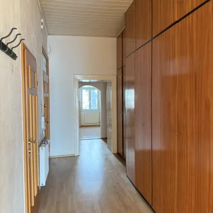 Lichtdurchflutete ALTBAUWOHNUNG 4 Zimmer mit Loggia direkt neben U4 Station - inkl. ruhigen Allgemeingarten - Bild 2