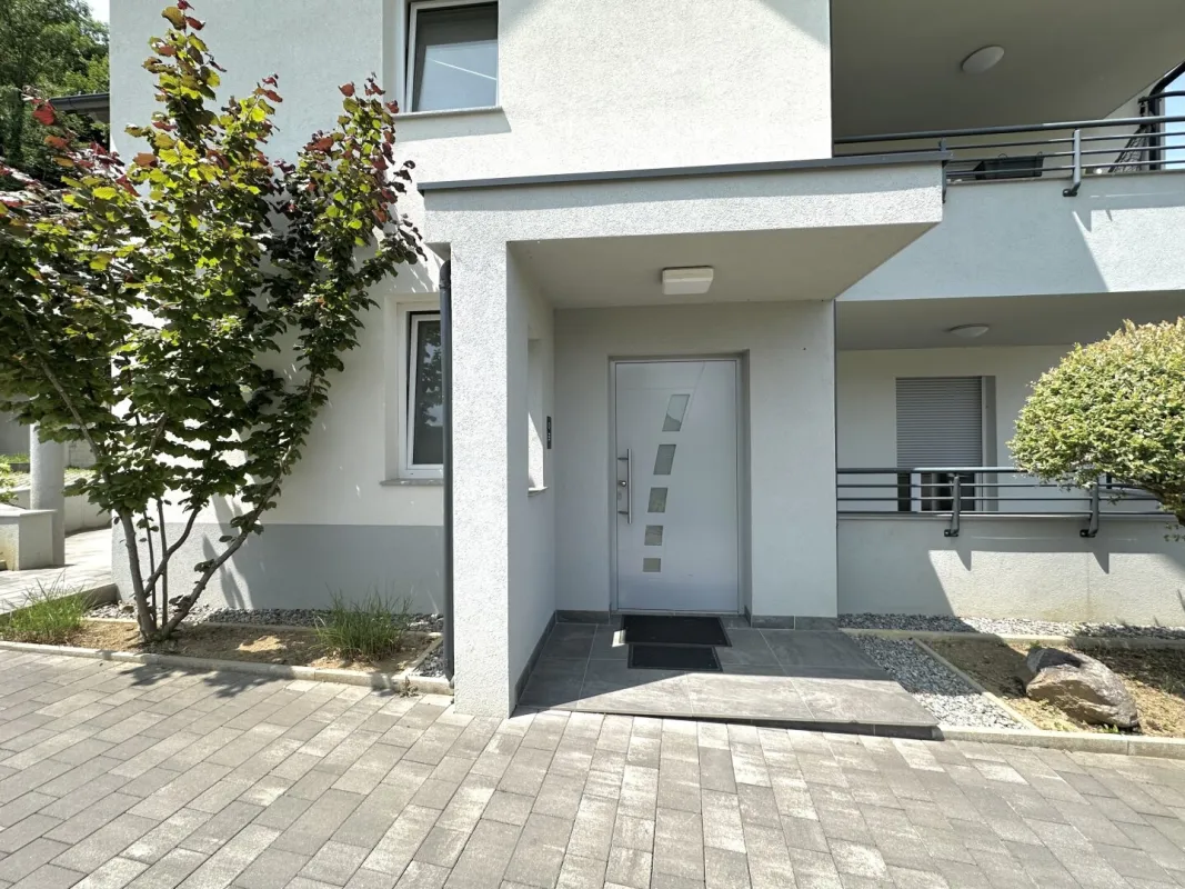 *Provisionsfrei - neu sanierte 3 Zimmer-Wohnung mit zwei Terrassen und Carportstellplatz!* - Bild 1