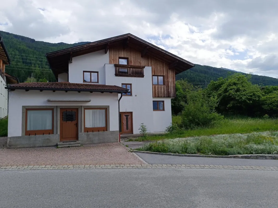 Selten!! Zweifamilienhaus in Rinn, mit 1800 qm großen Grundstück!!Das Grundstück kann auch in 2 Parzellen geteilt werden. - Bild 1
