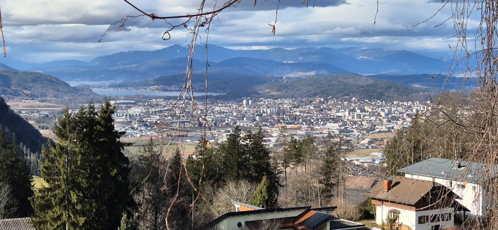 GRUNDSTÜCKS-JUWEL AM RADSBERG! HERRLICHER WEITBLICK ÜBER KLAGENFURT BIS PÖRTSCHACH AM WÖRTHERSEE! - Bild 1