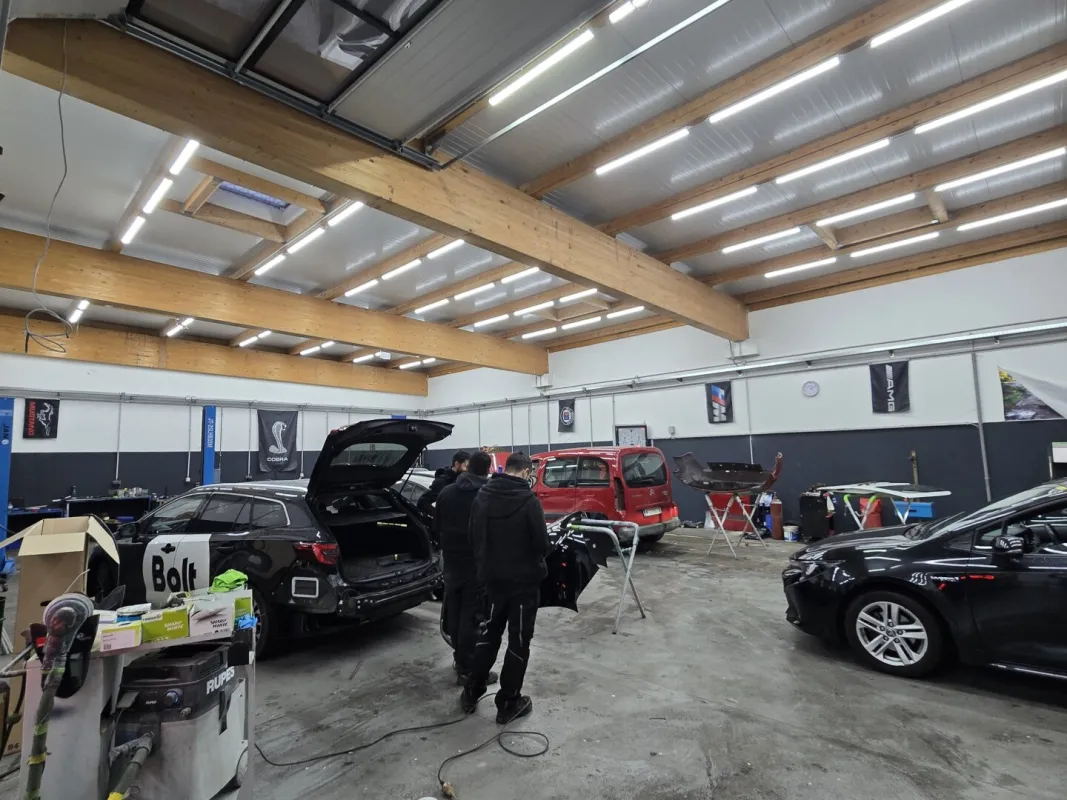 Superädifikat-Renditeobjekt auf Pachtgrund mit 8% Netto-Rendite und 4 Gebäude (Halle, Büros, Autowerkstatt und Lackierbox) - NFL: 1305m² - unbefristete Mietverträge! - Bild 1