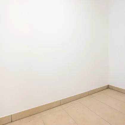 VIDEOTOUR: ab sofort freundliche, helle 3 Zimmer Erstbezugswohnung + Balkon + 2 Parkplätze mieten, später kaufen! - Bild 3