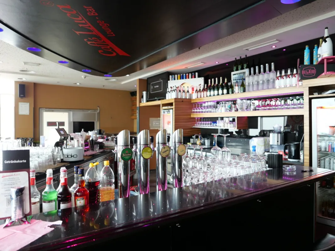 Moderne Lounge Bar  - Flughafennähe - Bild 1