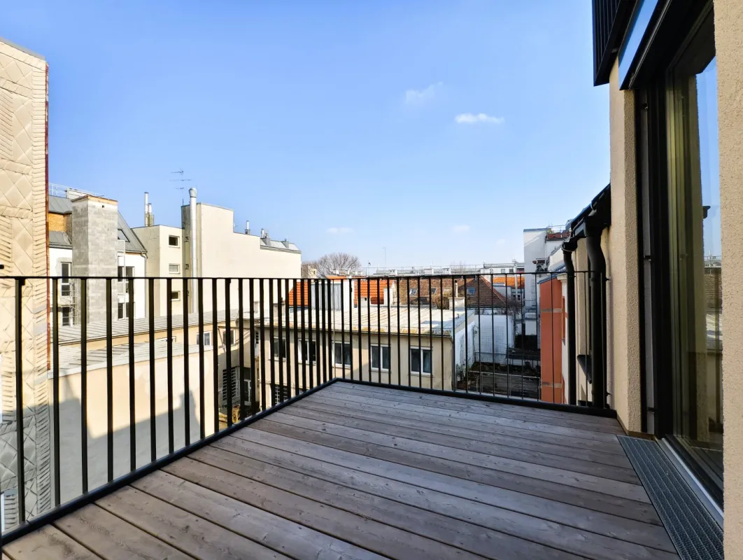 Exklusives Wohnen in Währing - Stilvolle Dachgeschosswohnung mit 2 Außenflächen - Hochwertige Ausstattung  - Exzellente öffentliche Anbindung - Bild 1