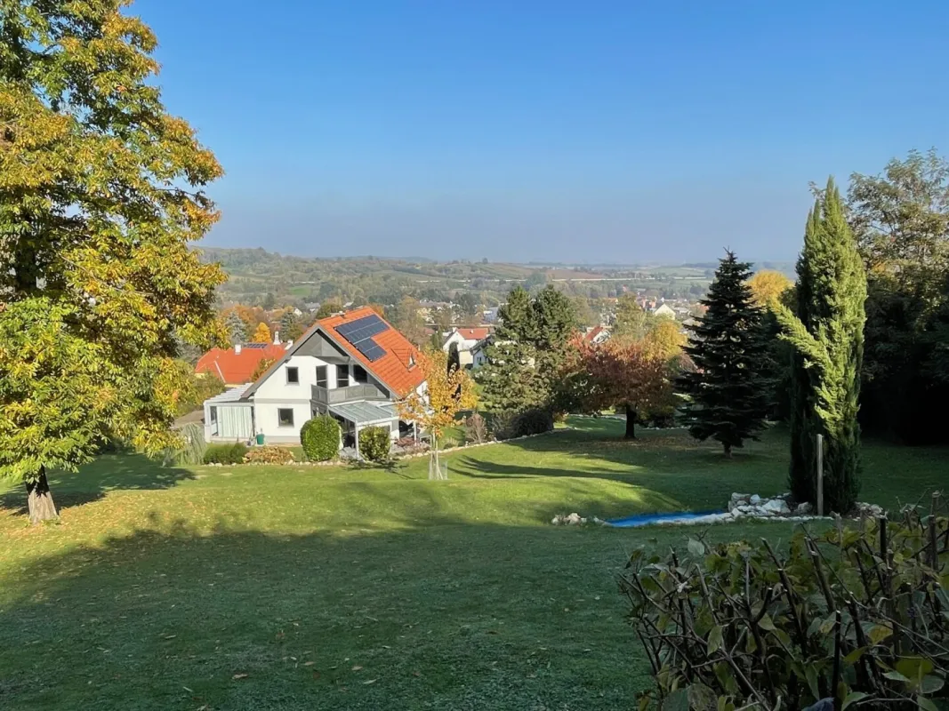 Idyllisch wohnen mit Weitblick – großzügiges Wohnhaus auf großem Grund mit Baulandreserve in Toplage am Waldrand - Bild 1