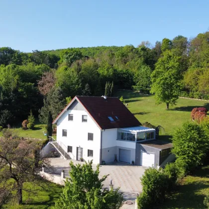 Idyllisch wohnen mit Weitblick – großzügiges Wohnhaus auf großem Grund mit Baulandreserve in Toplage am Waldrand - Bild 2