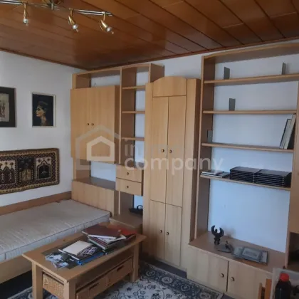 Großes Mehrfamilienhaus mit Nebengebäuden steht zum Verkauf - Bild 3