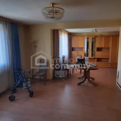 Großes Mehrfamilienhaus mit Nebengebäuden steht zum Verkauf - Bild 2